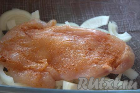 Поверх лука выложить куриное филе в один ряд.