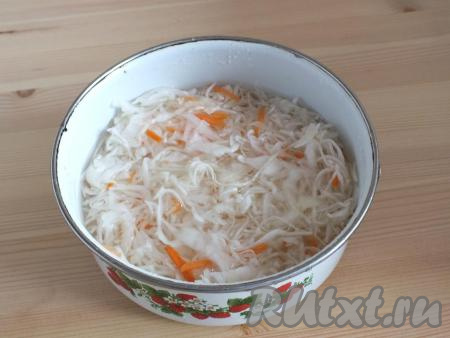 Квашеную капусту переложите в сотейник (или кастрюльку), залейте 1 стаканом воды и нагревайте на среднем огне до закипания, затем убавьте огонь и варите в течение 30 минут. За это время жидкость испарится.