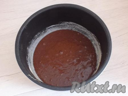 Чашу мультиварки смажьте маслом и обсыпьте 1 столовой ложкой манки. Поставьте чашу в мультиварку, включите режим "Выпечка" на 45 минут. Крышку мультиварки закройте.