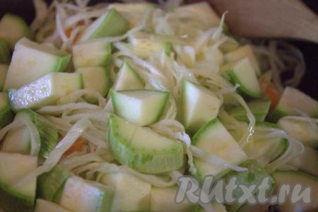 Добавить в сковороду к овощам кабачки, посолить и поперчить по вкусу, хорошо перемешать и обжарить овощи на среднем огне 2-3 минуты.