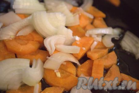 В сковороду (или сотейник) влить растительное масло, выложить морковь и, помешивая, обжарить в течение 1-2 минут на среднем огне, затем выложить лук и, иногда перемешивая, обжарить овощи, примерно, 4-5 минут.