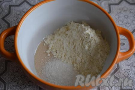 Приготовим опару, для этого в небольшой чаше соединим муку, сахар и дрожжи.