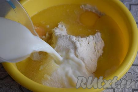 Подогреваем молоко до 40 градусов и добавляем к тесту.