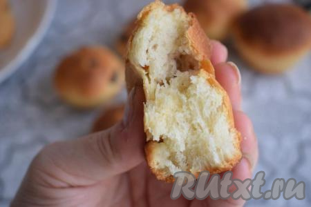 Наша пасхальная выпечка готова! Куличи, замешанные на молоке и сухих дрожжах, получаются мягкими, нежными, воздушными и очень ароматными! Структура у них мелкопористая, нежная, как бы кружевная. При надавливании, кулич быстро восстанавливает свою форму.