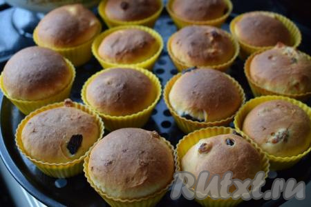 Куличи достаём из духовки, во время выпечки они хорошо подходят и увеличиваются в размерах.
