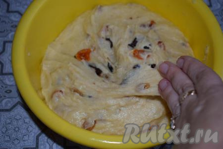 Аккуратно вымешиваем тесто с сухофруктами (примерно, 3-4 минуты). Наше тесто готово, оно получается вязким, немного липнет к рукам и очень неохотно держит форму, расплывается.