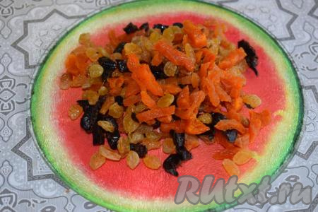  Нарежем чернослив и курагу на средние кусочки, примерно, равные размеру изюма.