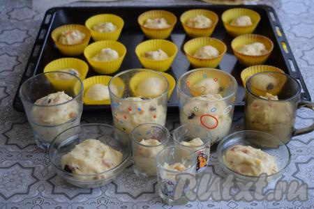 Многие боятся печь куличи в рюмках и стаканах, думая, что стекло лопнет в духовке, но, исходя из своего опыта, проверенного практикой, могу сказать, что такое не случится, если ставить стаканы и рюмки в холодную духовку. Формы для выпечки обязательно нужно смазать растительным маслом при помощи кулинарной кисти. Наполняем формы тестом на 2/3 объема.