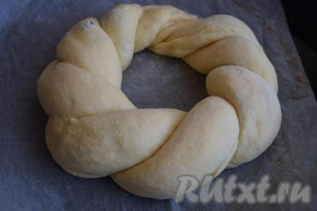 Далее начинаем аккуратно перекручивать трубочки с начинкой между собой, формируя жгутик-косичку. И скрепляем концы косички, закольцовывая её (как на фото).