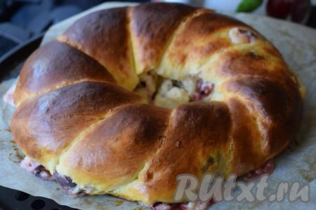 Выпекаем наш пирог с творогом и сливой при температуре 180 градусов, примерно, 40 минут.