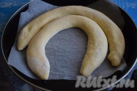 Далее, когда наши заготовки подготовлены, берём форму для выпечки (я взяла форму диаметром 42 см), застилаем её пергаментом и аккуратно перекладываем в неё наши трубочки.
