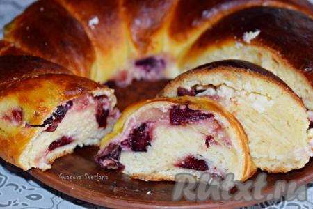 Пирог с творогом и сливами
