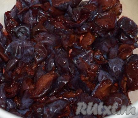 Сливы промоем и удалим косточки (если используете замороженные сливы, как я, то разморозьте их и слейте образовавшийся сок).
