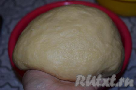 Подошедшее тесто хорошо вырастет в объёме, слегка обминаем его.