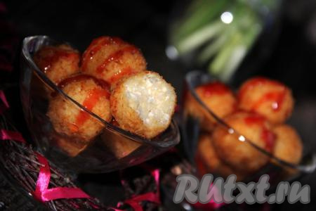 Подать вкусные и нежные пончики из творога к чаю. Можно дополнительно полить их любым сиропом или посыпать сахарной пудрой. Вот так быстро и просто можно приготовить творожные пончики по этому простому рецепту!
