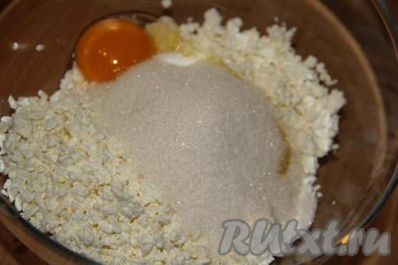 Далее всыпать сахар, соль, можно добавить щепотку ванилина.