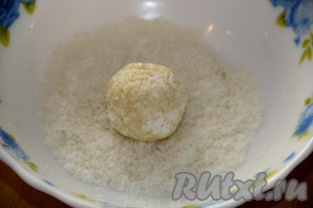Из массы сформировать шарики размером с большой грецкий орех. Я дополнительно обваляла шарики в кокосовой стружке, но это необязательно.