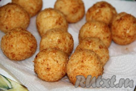 Готовые пончики выложить на бумажное полотенце.