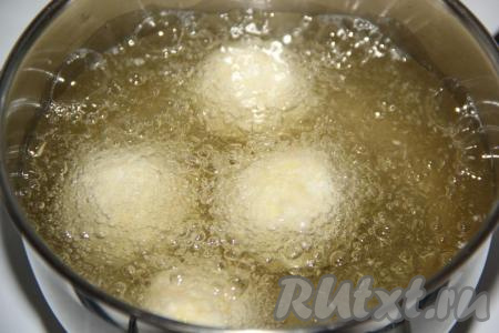 В сотейник (кастрюлю с толстым дном или глубокую сковороду) влить достаточно большое количество растительного масла, хорошо разогреть. Затем аккуратно выложить творожные пончики.
