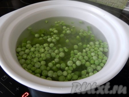 Отварить фасоль в кипящей подсоленной воде 5 минут. Добавить зеленый горошек, поварить еще 3 минуты. И откинуть на дуршлаг.