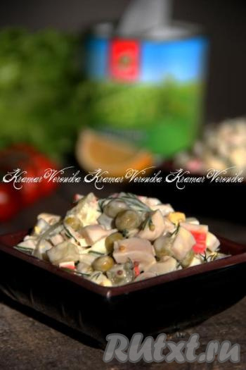 Салат с кальмарами, крабовыми палочками и огурцами