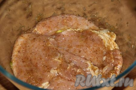 Выложить подготовленные кусочки свинины в маринад и тщательно перемешать. Оставить свинину мариноваться на несколько часов (лучше на ночь).