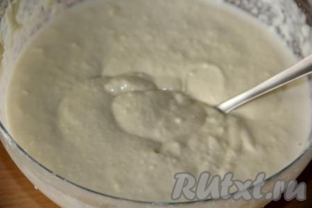 Перемешать тесто ложкой. Тесто для приготовления лепёшек из варёной картошки должно получиться не очень густым, как на оладьи. 