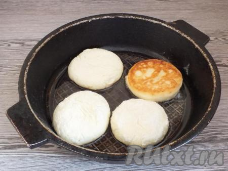 Разогрейте в сковороде растительное масло, убавьте огонь до чуть ниже среднего. Выложите подготовленные сырники. Мне было удобно обжаривать по 4 штуки за раз. Вы ориентируйтесь на свою сковороду. Каждый сырник необходимо обжарить по 5 минут с каждой стороны (до красивого румяного цвета). Если сырники подгорают, убавьте огонь.