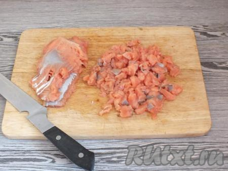 Для приготовления котлет можно купить филе горбуши в магазине. А можно взять целую рыбу и разделать её на филе, для этого необходимо разрезать тушку вдоль хребта и брюшка, удалить внутренности и кости, снять кожицу. Филе горбуши нарежьте на мелкие кубики размером, примерно, 1 см на 1 см (можно и помельче).