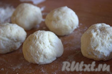 Из творожного теста сформировать шарики размером, примерно, как тефтели (у меня каждый шарик по 35 грамм). У меня получилось 9 шариков.