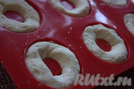 Из каждого шарика скатать "рулетик" и поместить в форму для приготовления пончиков.