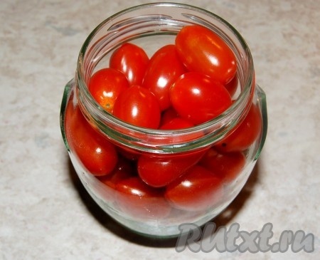 Уложить помидоры в чистую 0,5-литровую банку.
