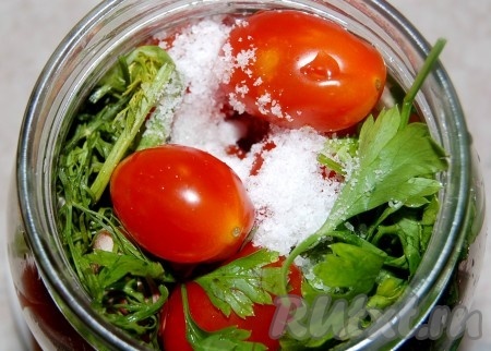 Залить банку с помидорами горячей водой (сколько поместится в банку) и сверху насыпать соль крупного помола.
