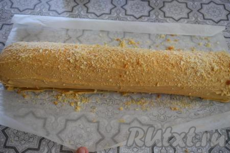 Сверху рулет посыпаем измельчённым печеньем (или орешками).