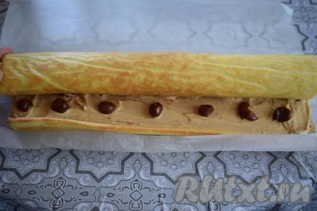 Аккуратно сворачиваем наш корж в рулет.