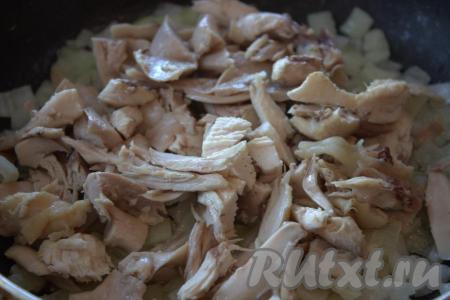 В сковороду к луку добавить куриное мясо, отделённое от костей и нарезанное на кусочки, обжаривать, помешивая, на среднем огне, примерно, 1-2 минуты.