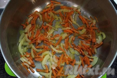 Пока куриные желудочки варятся, займёмся приготовлением зажарки из моркови и лука. Для этого чистим морковку и лук. Нарезаем  полукольцами лук, а морковь - тонкими брусочками. В кастрюлю с толстым дном (или в сковороду), в которой будут тушиться куриные желудочки, наливаем, примерно, 30 мл рафинированного растительного масла, выкладываем лук с морковью и обжариваем их на среднем огне до лёгкой золотистости, не забывая периодически помешивать. 