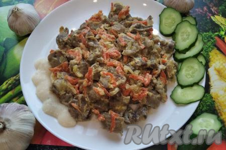 Куриные желудки, тушёные в сметане
