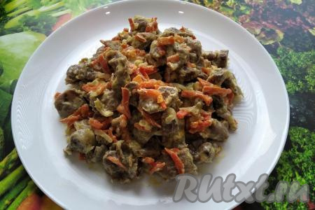 ​​​Куриные желудочки, тушёные в сметане, получаются очень нежными, аппетитными и вкусными, к столу подаём их, дополнив гарниром. Разнообразьте и вы своё повседневное меню этим прекрасным, питательным блюдом!