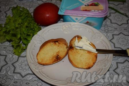 Далее смазываем тосты сливочным сыром.