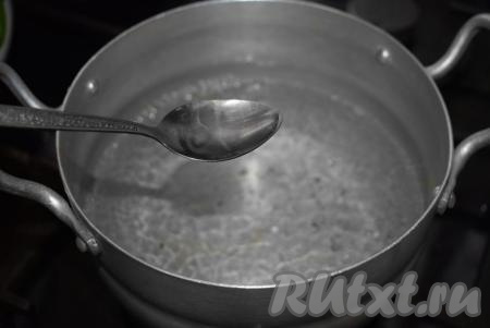 Бутерброды подготовлены, теперь мы можем приступать к готовке яиц пашот. Ставим на плиту маленькую кастрюльку объёмом 1 литр. Наливаем в неё 500 мл воды и доводим её до кипения. Затем вливаем в воду уксус.