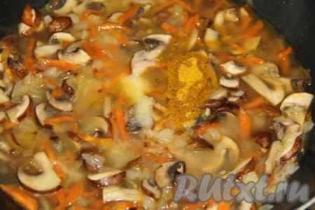 Влить 300 мл воды, добавить соль и куркуму.