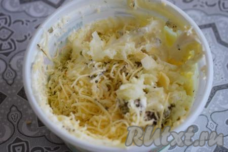 Приготовим соус для пиццы, для этого в миске смешаем сметану, майонез, соль, чёрный молотый перец и специи. Добавим в соус натёртый на мелкой тёрке сыр и измельчённый чеснок, заправим соус лимонным соком и перемешаем.