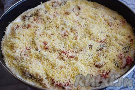 Засыпаем всю пиццу сыром, натёртым на мелкой тёрке.