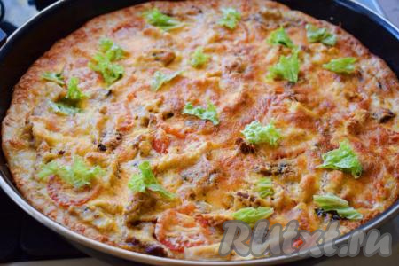 Отправляем пиццу с шампиньонами и курицей в разогретую духовку и выпекаем в течение 30-35 минут при температуре 180 градусов. Готовую пиццу достаём из духовки, посыпаем орегано (можно посыпать и зеленью).