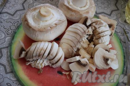 Затем очистим шампиньоны от плёночки и нарежем на пластины. В пиццу можно положить сырые шампиньоны или обжаренные. В этот раз я сделала пиццу с обжаренными шампиньонами. В сковороде разогреем растительное масло и добавим грибы, жарим на среднем огне, иногда помешивая, около 8-9 минут (до готовности грибов), солим и перчим по вкусу, выключаем огонь и даём остыть.