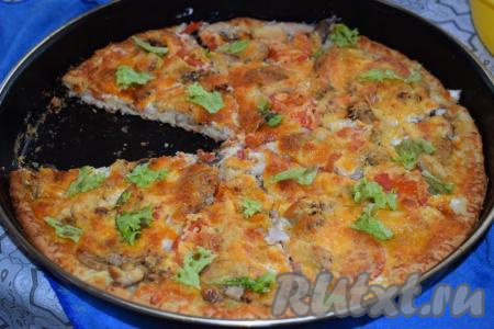 Ароматная, сочная и такая вкусная пицца с курицей и шампиньонами готова! Она непременно понравится всей семье и, думаю, будет съедена практически мгновенно, как это бывает у нас.