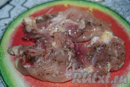 Пока подходит тесто для пиццы, обжарим курочку. Для пиццы подойдёт филе грудки или бёдра птицы без кости. У меня 2 бедра с голенью без кости. Мясо перчим, солим по вкусу, добавляем специи, растительное масло и тщательно втираем специи в мясо. Оставляем курицу пропитаться на 20 минут.