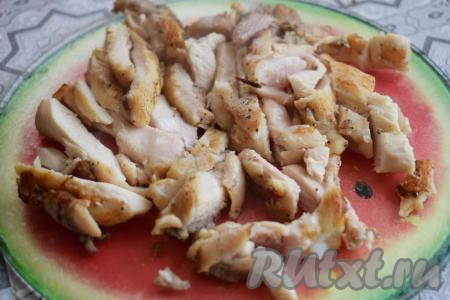 Снимаем сочное жареное куриное мясо со сковороды, нарезаем его на кусочки и даём остыть.