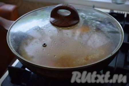 Накрываем сковороду крышкой и уменьшаем огонь до самого минимума. Томим плов из пропаренного риса с курицей 30 минут, не открывая крышку (!), на самом маленьком огне.